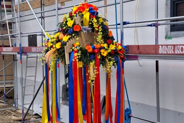 Wiecha na budynku SIM KZN Kaszuby w Kielnie gmina Szemud