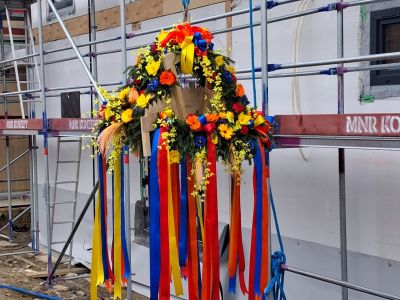 Wiecha na budynku SIM KZN Kaszuby w Kielnie gmina Szemud