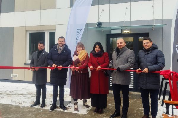 Symboliczne przekazanie kluczy nowym mieszkańcom w Trzebiatowie