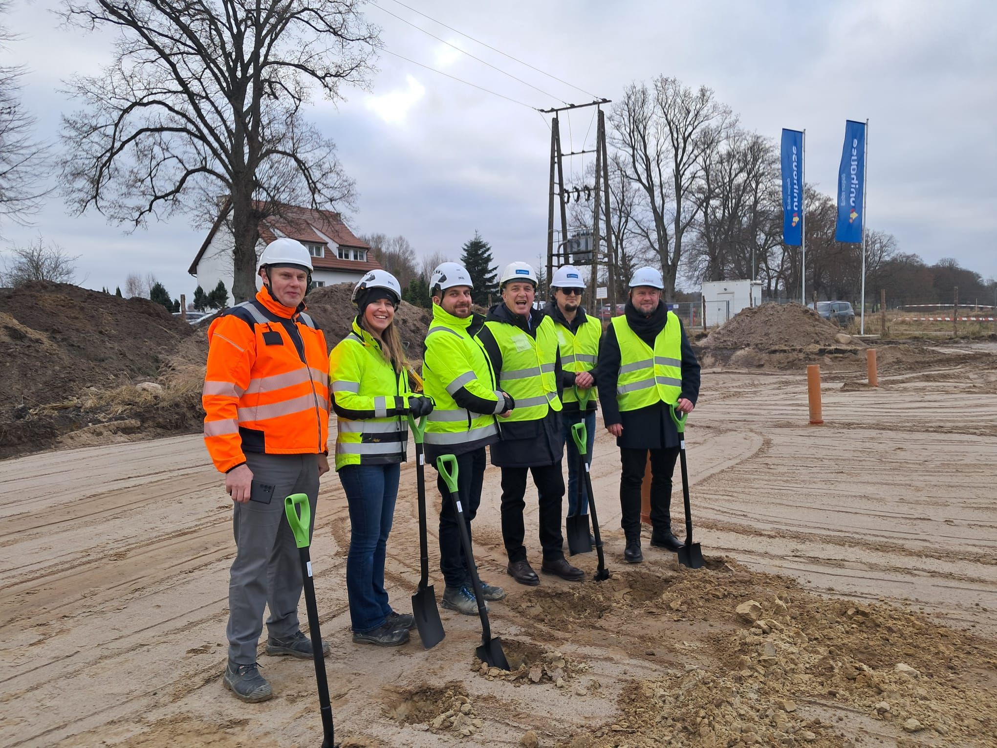 Uroczyste wbicie łopaty rozpoczyna budowę w Barwicach