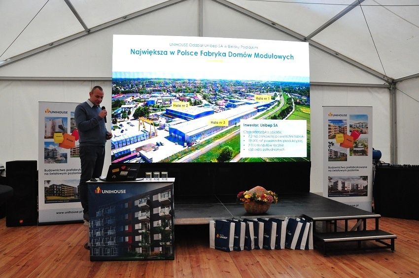 zawieszenie wiechy na budynku modułowym mieszkaniowym