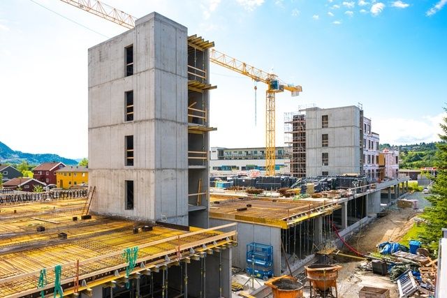 Beton czy drewno który materiał zdominuje rynek